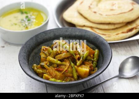 Sengri aloo ki sabzi, rads et pommes de terre aux épices, cuisine indienne Banque D'Images