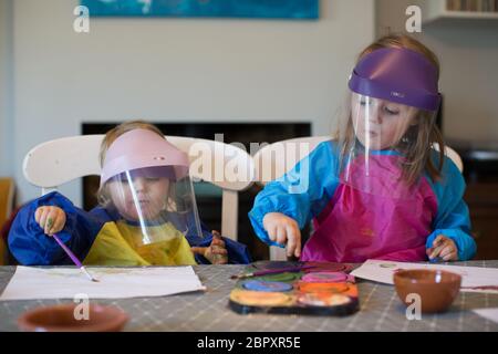 Enfants portant des visières pendant la pandémie Covid 19 2020 Banque D'Images