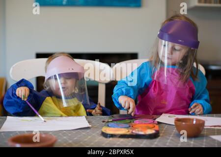 Enfants portant des visières pendant la pandémie Covid 19 2020 Banque D'Images