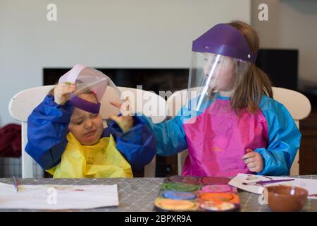 Enfants portant des visières pendant la pandémie Covid 19 2020 Banque D'Images