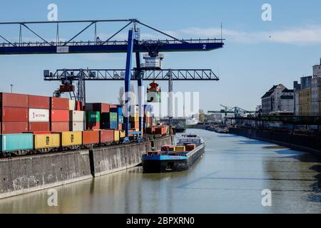 Francfort-sur-le-main, Hesse, Allemagne - Port de Francfort, grue de port de chargement de conteneurs, port intérieur dans le quartier de Francfort OS Banque D'Images