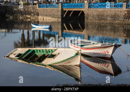 Bateaux de pêche à El Charco de San Gines, Arrecife, Lanzarote, îles Canaries. Banque D'Images
