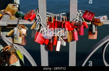 Francfort-sur-le-main, Hesse, Allemagne - l'amour se bloque sur la rampe du pont piétonnier Eiserner Steg. Francfort-sur-le-main, Hessen, Allemagne - Liebess Banque D'Images