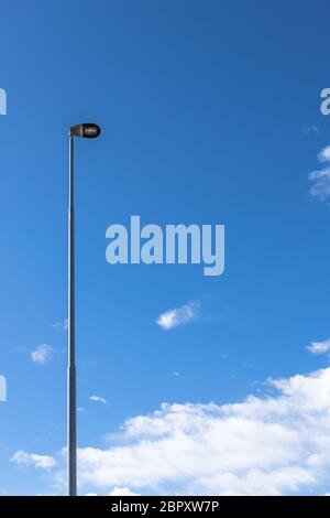 Lampadaire LED on blue sky Banque D'Images