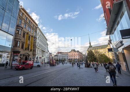 BRNO, TCHÉQUIE - 5 NOVEMBRE 2019: Panorama de la place Namesti Svobody, la place principale et symbole du centre-ville de Brno, pendant une après-midi ensoleillée Banque D'Images