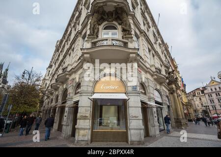 PRAGUE, TCHÉQUIE - 1 NOVEMBRE 2019 : logo Cartier sur leur boutique principale de Prague. Cartier est une société française de conglomérat de produits de luxe. Logo de Cartie Banque D'Images