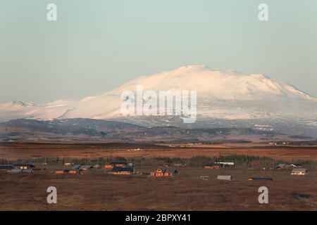 Paysage islandais avec le volcan Eyjafjallajokull en arrière-plan Banque D'Images