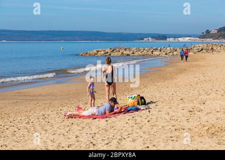 Poole, Dorset Royaume-Uni. 20 mai 2020. Météo au Royaume-Uni : chaud et ensoleillé, les températures montent sur les plages de Poole. Les Sunseaners se dirigent tôt vers le bord de mer pour profiter du soleil et obtenir le meilleur endroit avant que les plages ne soient occupées sur ce qui est prévu pour être le jour le plus chaud de l'année jusqu'à présent. Crédit : Carolyn Jenkins/Alay Live News Banque D'Images