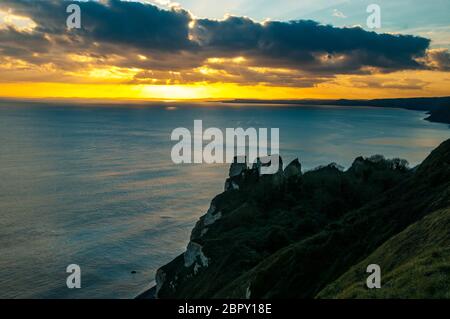 Coucher du soleil sur les falaises entre bière et Branscombe regardant le undercliff dans une zone connue sous le nom de Castle Rock. Banque D'Images