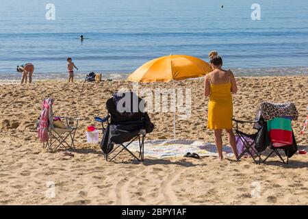 Bournemouth, Dorset, Royaume-Uni. 20 mai 2020. Météo britannique : chaud et ensoleillé, les températures montent sur les plages de Bournemouth. Les Sunseaners se dirigent tôt vers le bord de mer pour profiter du soleil et obtenir le meilleur endroit avant que les plages ne soient occupées sur ce qui est prévu pour être le jour le plus chaud de l'année jusqu'à présent. Crédit : Carolyn Jenkins/Alay Live News Banque D'Images