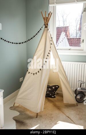 Tente de tipi pour enfants, tente de jeu pour enfants, motif scandanavien coloré Banque D'Images