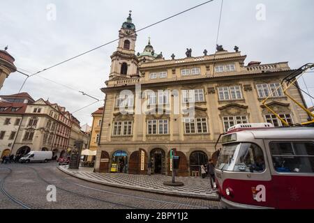 PRAGUE, RÉPUBLIQUE TCHÈQUE - 2 novembre, 2019 : Tram passant par l'arrêt de la place Malostranske Namesti, dans le quartier de Mala Strana, l'un des plus touristique sp Banque D'Images