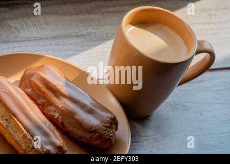 Gâteaux de crème anglaise à la crème. Gâteaux de crème anglaise versés sur le dessus avec du sucre glace brun et blanc. Friandises sucrées pour le thé ou le café. Banque D'Images