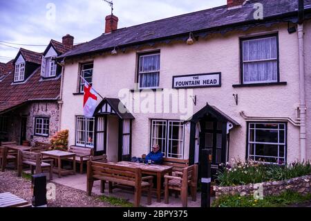 La fontaine à la tête d'une CAMRA pub primé Branscombe, dans l'est du Devon, Grande Bretagne Banque D'Images