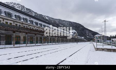 Ancienne gare abandonnée en Canfranc, en espagnol Pirineos Mountain, près de la frontière de la France. Photo prise en hiver après une chute de neige. Banque D'Images