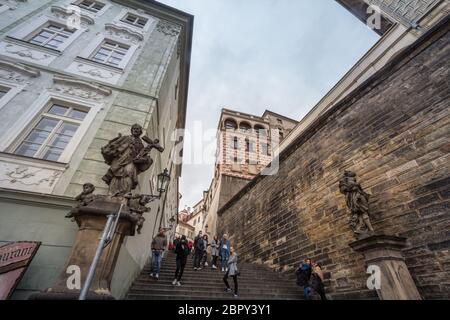 PRAGUE, TCHÉQUIE - 2 NOVEMBRE 2019 : les touristes grimpant les escaliers du vieux château, également appelé star zemecke goélette, près du château de Prague, ou Prazsky Hrad Banque D'Images