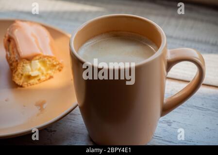 Gâteaux de crème anglaise à la crème. Gâteaux de crème anglaise versés sur le dessus avec du sucre glace brun et blanc. Friandises sucrées pour le thé ou le café. Banque D'Images