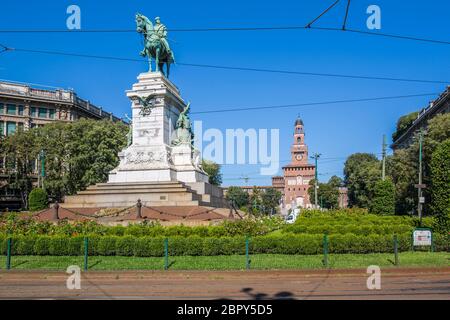 Vue sur Milan Largo Cairoli et le château Sforzesco par temps ensoleillé, Milan, Lombardie, Italie, Europe Banque D'Images