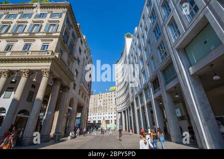 Vue sur les boutiques du Corso Vittorio Emanuelle II de Piazza San Carlo, Milan, Lombardie, Italie, Europe Banque D'Images