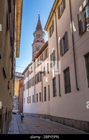 Vue sur la Tour de la cloche à Saint Gottardo à Corte par un beau jour, Milan, Lombardie, Italie, Europe Banque D'Images