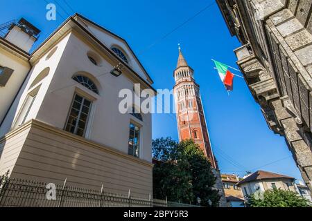 Vue sur la Tour de la cloche à Saint Gottardo à Corte par un beau jour, Milan, Lombardie, Italie, Europe Banque D'Images