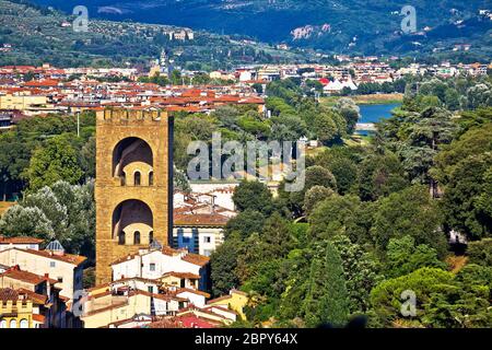 Florence Tour de San Niccolo et Arno river green vue front de mer, la région Toscane, Italie Banque D'Images