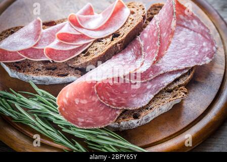 Des sandwichs avec du pain de seigle et différents types de salami Banque D'Images