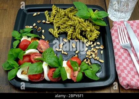 Salade de caprese aux pâtes d'Elit dans une sauce au pesto de basilic Banque D'Images