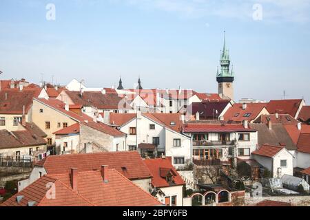 Panorama de la vieille ville de Znojmo en République tchèque, et de sa tour de l'hôtel de ville, ou znojemska radnicni vez et des bâtiments médiévaux anciens avec la rivière Thaya à l'arrière Banque D'Images