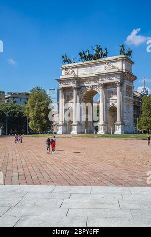 Vue de l'Arco della Pace (Arc de la paix), Milan, Lombardie, Italie, Europe Banque D'Images
