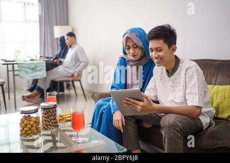 portrait de la visite de la famille musulmane pendant la célébration de l'eid moubarak Banque D'Images