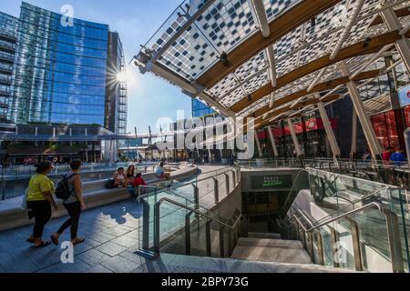 Vue sur les bâtiments de Piazza Gae Auulenti, Milan, Lombardie, Italie, Europe Banque D'Images