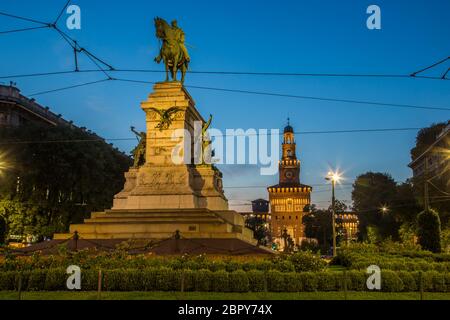 Vue sur Milan Largo Cairoli et le château Sforzesco Sforza au crépuscule, Milan, Lombardie, Italie, Europe Banque D'Images