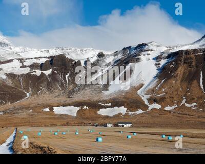 La neige couvrait le Stakkfell avec Bodvarsholt et les champs en premier plan, l'Islande occidentale en hiver. Banque D'Images