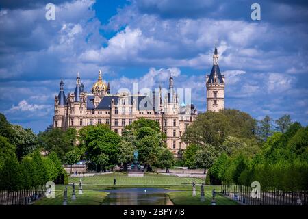 Schwerin, Allemagne. 17 mai 2020. Les randonneurs et les cyclistes peuvent profiter du soleil et des températures douces d'environ 18 degrés dans le parc du château, en face du château. Credit: Jens Büttner/dpa-Zentralbild/ZB/dpa/Alay Live News Banque D'Images