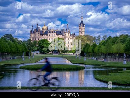 Schwerin, Allemagne. 17 mai 2020. Les randonneurs et les cyclistes peuvent profiter du soleil et des températures douces d'environ 18 degrés dans le parc du château, en face du château. Credit: Jens Büttner/dpa-Zentralbild/ZB/dpa/Alay Live News Banque D'Images