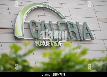 20 mai 2020, Hessen, Francfort-sur-le-main : le nom Galeria Kaufhof est orné sur la façade du grand magasin de la rue commerçante Zeil de Francfort. La société prévoit une baisse de ses ventes d'environ 1.4 milliards d'euros d'ici la fin de 2022 en raison de la crise de Corona. Par conséquent, des coupes sévères sont prévues. L'existence continue de plus d'une douzaine de grands magasins est menacée. Photo: Arne Dedert/dpa Banque D'Images