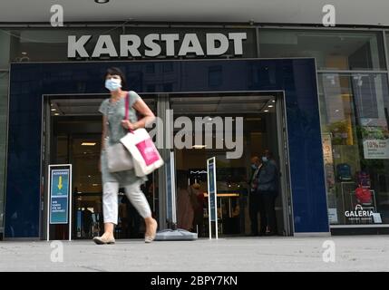 20 mai 2020, Hessen, Francfort-sur-le-main : une femme quitte le grand magasin de Karstadt sur le quartier commerçant de Zeil à Francfort. La société s'attend à des pertes de ventes d'environ 1.4 milliards d'euros d'ici la fin de 2022, en raison de la crise de Corona. Par conséquent, des coupes sévères sont prévues. L'existence continue de plus d'une douzaine de grands magasins est en jeu. Photo: Arne Dedert/dpa Banque D'Images