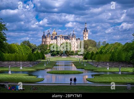 Schwerin, Allemagne. 17 mai 2020. Les randonneurs et les cyclistes peuvent profiter du soleil et des températures douces d'environ 18 degrés dans le parc du château, en face du château. Credit: Jens Büttner/dpa-Zentralbild/ZB/dpa/Alay Live News Banque D'Images