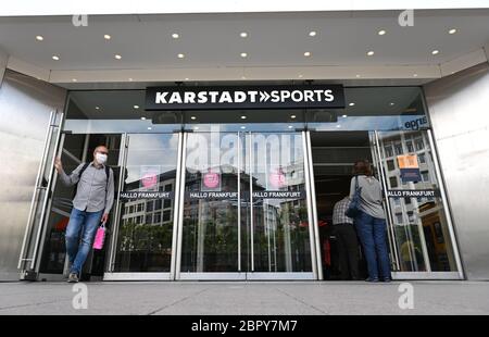 20 mai 2020, Hessen, Francfort-sur-le-main : un homme quitte la succursale de Karstadt Sports à Francfort Hauptwache, qui appartient au groupe de grands magasins Galeria Karstadt Kaufhof. La société s'attend à des pertes de ventes d'environ 1.4 milliards d'euros d'ici la fin de 2022 en raison de la crise de Corona. Par conséquent, des coupes sévères sont prévues. L'existence continue de plus d'une douzaine de grands magasins est en jeu. Photo: Arne Dedert/dpa Banque D'Images