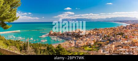 Belle vue panoramique sur la forteresse médiévale en Cala Marina, Port dans la ville côtière de Castellammare del Golfo dans la matinée, Sicile, Italie Banque D'Images