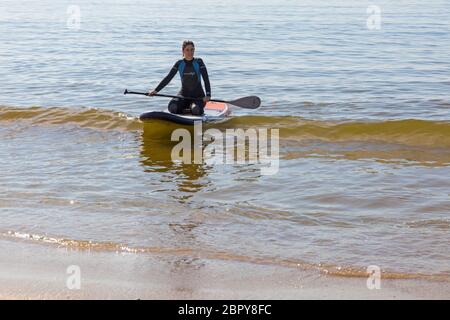 Poole, Dorset Royaume-Uni. 20 mai 2020. Météo au Royaume-Uni : chaud et ensoleillé, les températures montent sur les plages de Poole. Les Sunseaners se dirigent tôt vers le bord de mer pour profiter du soleil et obtenir le meilleur endroit avant que les plages ne soient occupées sur ce qui est prévu pour être le jour le plus chaud de l'année jusqu'à présent. Crédit : Carolyn Jenkins/Alay Live News Banque D'Images