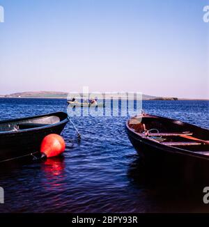 Pêcheurs à la ligne qui ont l'intention de pêcher à la mouche sur le Loch Gorm, Islay, Inner Hebrides, Écosse, Royaume-Uni. Banque D'Images