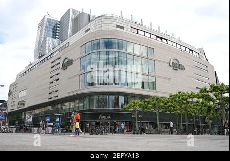 20 mai 2020, Hessen, Francfort-sur-le-main : la succursale Galeria Kaufhof est située au début du quartier commerçant de Zeil à Francfort. La société prévoit une baisse de ses ventes d'environ 1.4 milliards d'euros d'ici la fin de 2022, suite à la crise de Corona. Par conséquent, des coupes sévères sont prévues. L'existence continue de plus d'une douzaine de grands magasins est en jeu. Photo: Arne Dedert/dpa Banque D'Images