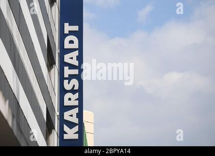 20 mai 2020, Hessen, Francfort-sur-le-main : le nom Karstadt est inscrit sur la façade du grand magasin de la zone commerçante Zeil de Francfort. La société s'attend à des pertes de ventes d'environ 1.4 milliards d'euros d'ici la fin de 2022, en raison de la crise de Corona. Par conséquent, des coupes sévères sont prévues. L'existence continue de plus d'une douzaine de grands magasins est menacée. Photo: Arne Dedert/dpa Banque D'Images