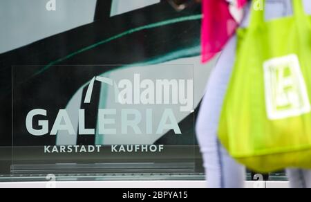 20 mai 2020, Hessen, Francfort-sur-le-main : le lettrage Galeria Karstadt Kaufhof est dans la fenêtre de la succursale Kaufhof sur le quartier commerçant de Zeil à Francfort. La société prévoit une baisse de ses ventes d'environ 1.4 milliards d'euros d'ici la fin de 2022, suite à la crise de Corona. Par conséquent, des coupes sévères sont prévues. L'existence continue de plus d'une douzaine de grands magasins est en jeu. Photo: Arne Dedert/dpa Banque D'Images