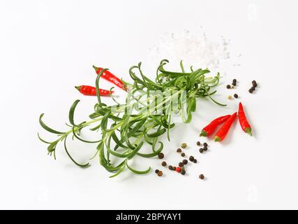 Romarin, poivre et piment rouge - studio shot Banque D'Images