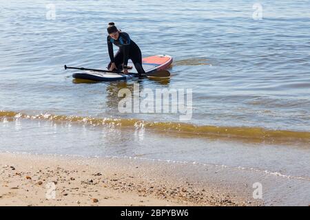 Poole, Dorset Royaume-Uni. 20 mai 2020. Météo au Royaume-Uni : chaud et ensoleillé, les températures montent sur les plages de Poole. Les Sunseaners se dirigent tôt vers le bord de mer pour profiter du soleil et obtenir le meilleur endroit avant que les plages ne soient occupées sur ce qui est prévu pour être le jour le plus chaud de l'année jusqu'à présent. Crédit : Carolyn Jenkins/Alay Live News Banque D'Images