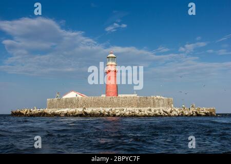 Le Most na Soči phare est sur une île artificielle de 6 kilomètres de Kolkasrags. Banque D'Images