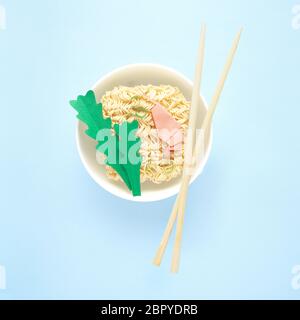 Régime de nourriture créative concept de saine alimentation photo de délicieuses pâtes nouilles ramen aux crevettes Crevettes roses verts baguettes et bol sur fond bleu. Banque D'Images